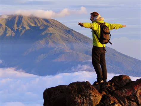 gambar orang naik gunung